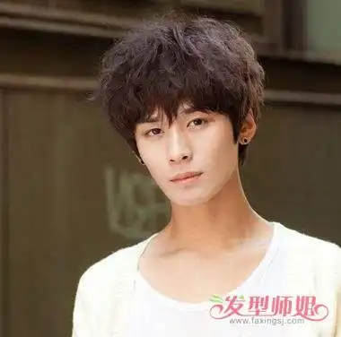 男学生侧边做面条卷发型显帅吗泡面卷发型也要烫的符合气质发型师姐