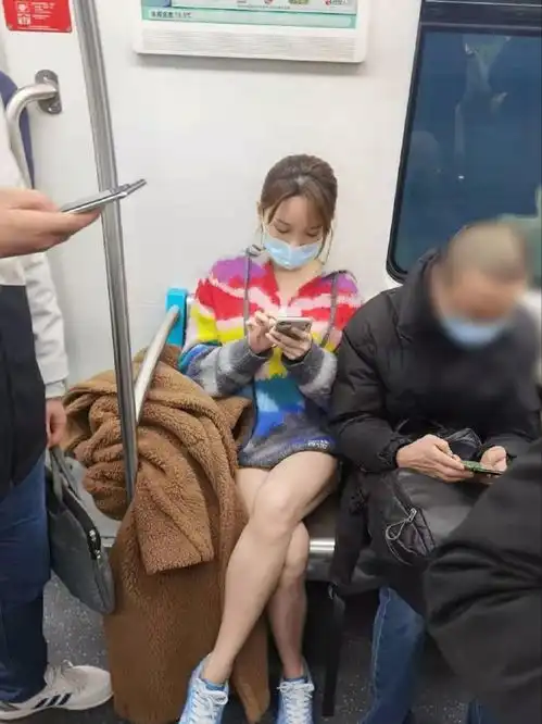 金莎坐地铁被偶遇,白皙美腿相当抢镜