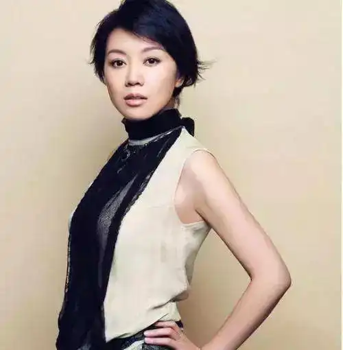 48岁闫妮穿背心戴墨镜大秀身材,网友看她太瘦劝她多吃点饭