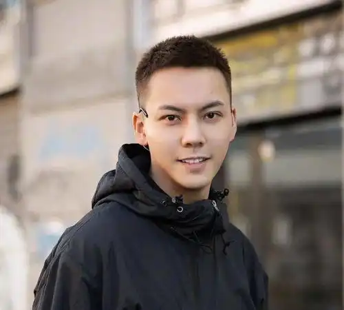 10位戴眼镜显斯文败类的男明星陈伟霆气质佳,彭冠英演技绝