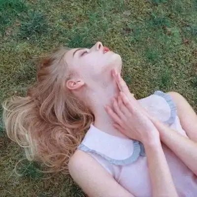 欧美风女头酒是烈的风是暖的女生头像我要个性网