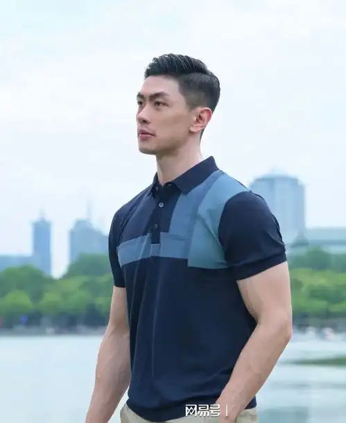 建议40岁中年男人,不穿紧身裤,不留长发,不穿花衣,帅气不油腻