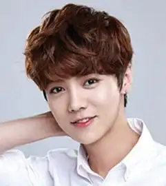 鹿晗的时尚烫发,有效的给圆脸做修颜