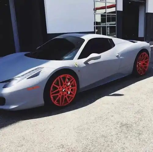 私荐金小妹凯莉五颜六色的有趣车库大鉴赏,和男友互送豪车,千万超跑是治疗情伤的礼物