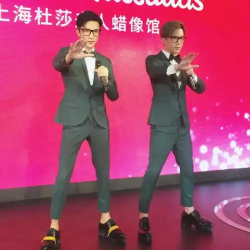 男艺人遇到自己蜡像,黄子韬亲脸,大张伟单膝跪地,李荣浩小眼太传神