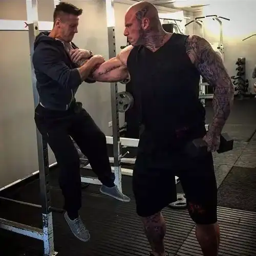 一起健身吧身高2米体重300斤,他是比巨石强森还硬的男人