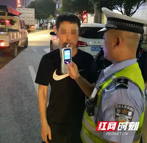 两男子再次酒驾被龙山公安行拘并禁驾两年