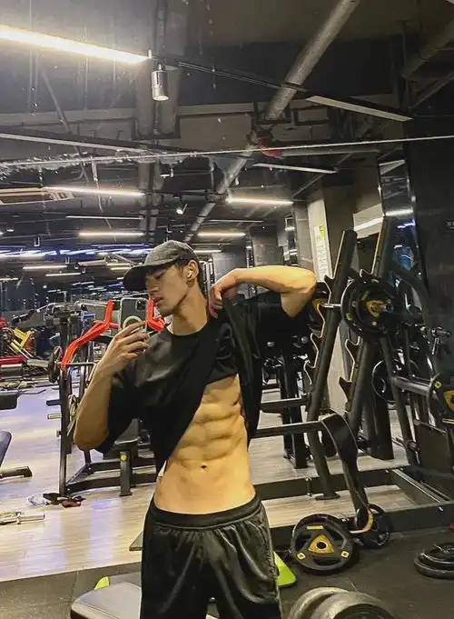 厕所秀肌肉玩这么大简直是许光汉和刘昊然的结合体