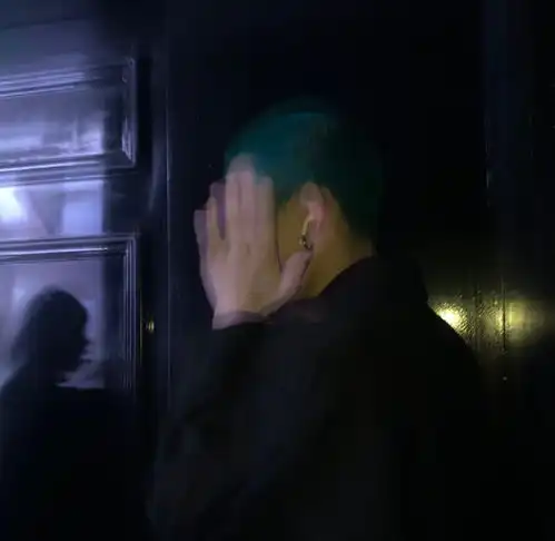 风格男头无关情爱的文案好运只会在你自律乐观的前提下走来