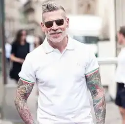 我想问一下这个nick大叔穿的这件衣服