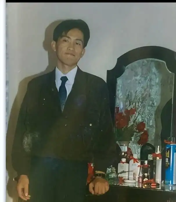 九十年代的成熟男人,身穿笔挺西装,标准的成功人士