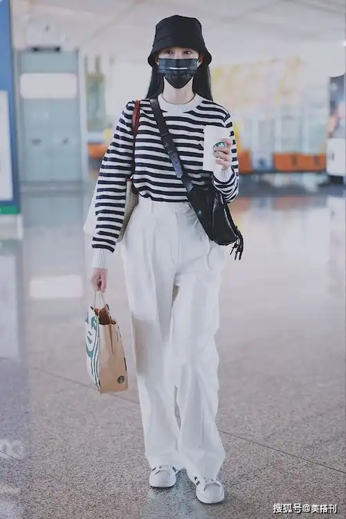 沈梦辰被曝耍大牌后首现身,黑白条纹衫配白色长裤,31岁依旧年轻