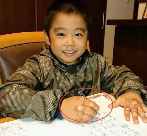 日本男孩崇拜李小龙,从小训练出一身肌肉,看到他的手有点心疼