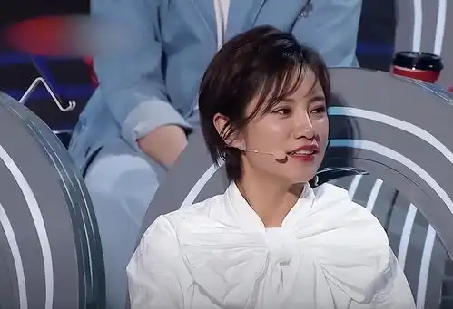 伊一工作进步快,和管彤马跃赴四川主持中国文联下基层慰问演出