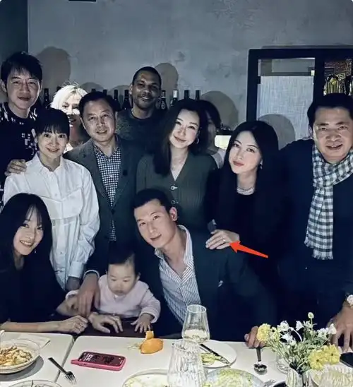 朱珠为丈夫庆祝38岁生日,王昀佳抱着女儿许愿,拍全家福温情满满