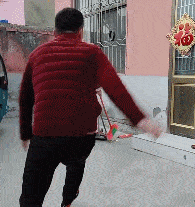 搞笑趣图妹子,让你不系安全带,不过还好你柔性好