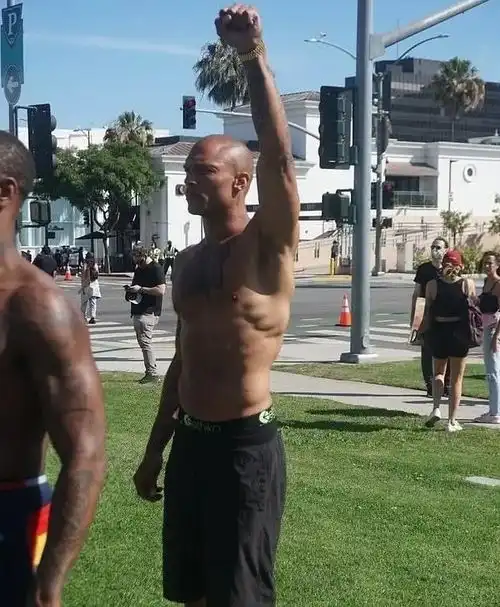 逆袭最帅囚徒出狱成男模,抛弃妻子傍富婆,带儿子参加抗议活动