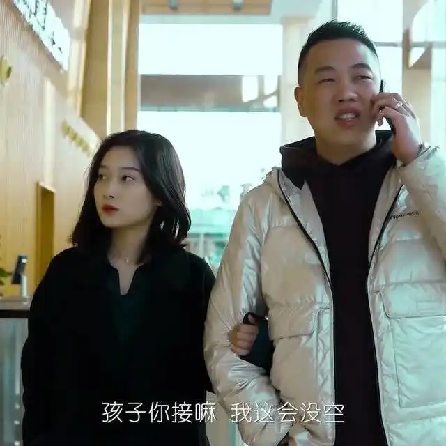 男人刚有一点小钱,就把家里的老婆孩子忘了,最后他的合作伙伴做法霸气