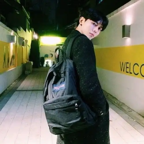 这个帅哥是谁呐