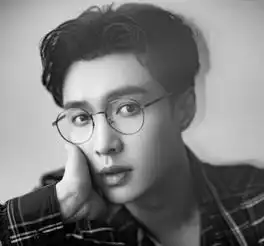 明星才出道时的颜,张艺兴害羞的不敢看镜头,戚薇变化大到不敢认