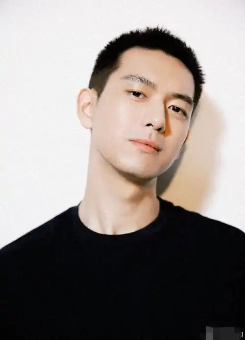 面对跟拍,杨幂打手机,李现发微博,张天爱劝其收工情商谁更高这些行为