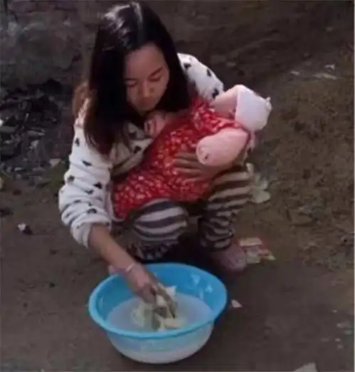 生了二胎后妻子变得很冷漠,丈夫要离婚,婆婆发来照片他明白了