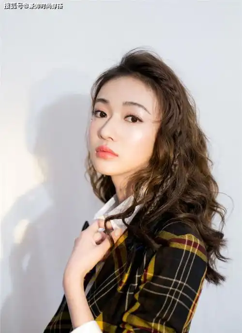 吴谨言29岁生日会穿成时装秀,三套造型惊艳,美得与实际年龄不符