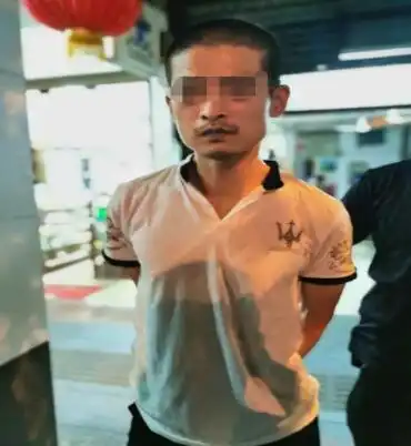 太无耻男子凌晨持刀尾随独行女,抢劫后竟还猥亵摸胸