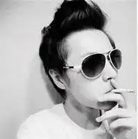 求一个系列的男生黑白头像,这个男生戴着墨镜,头发黑色尖尖的,有坏笑的,有抽烟的,穿着白色t恤,摆...