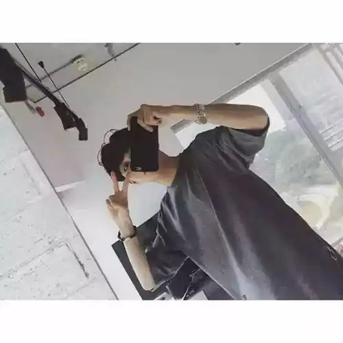 白边男生头像爱到浓时就牵肠挂肚