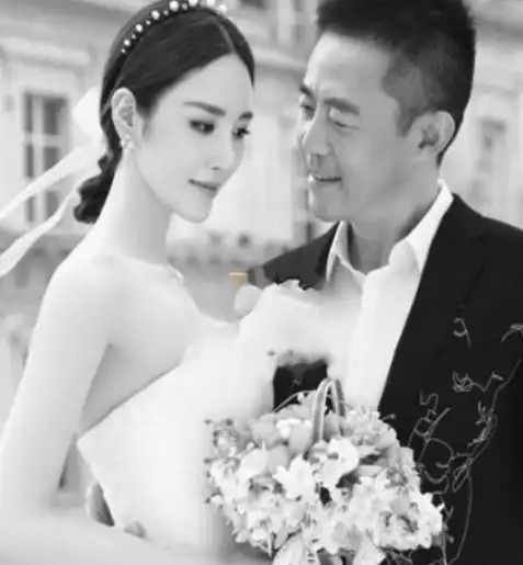 拜高踩低,碰瓷,抛妻弃子,这些男星长相憨厚,实际比谁都精明