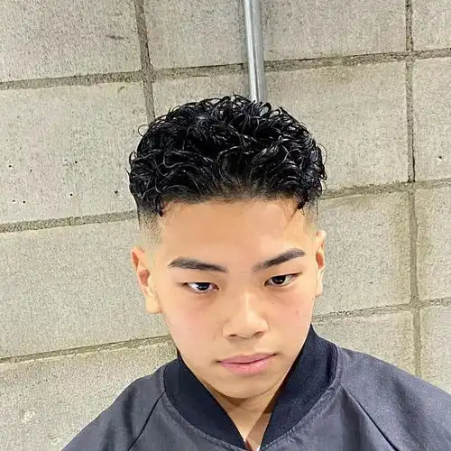 男发别乱剪,最时尚还是两侧铲短露额发型,帅气不落伍