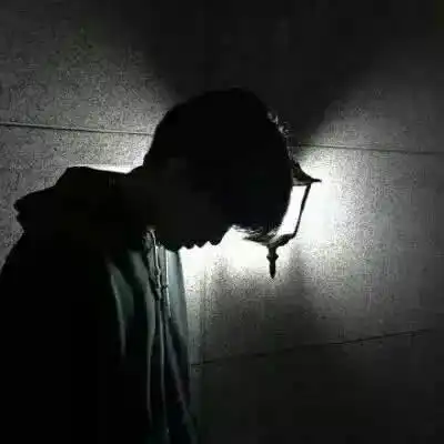 成熟忧郁帅气男生头像