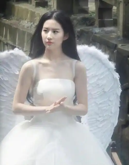 刘亦菲穿钉珠礼裙仙气四溢,淡黄色薄纱温柔浪漫,长卷发太美了