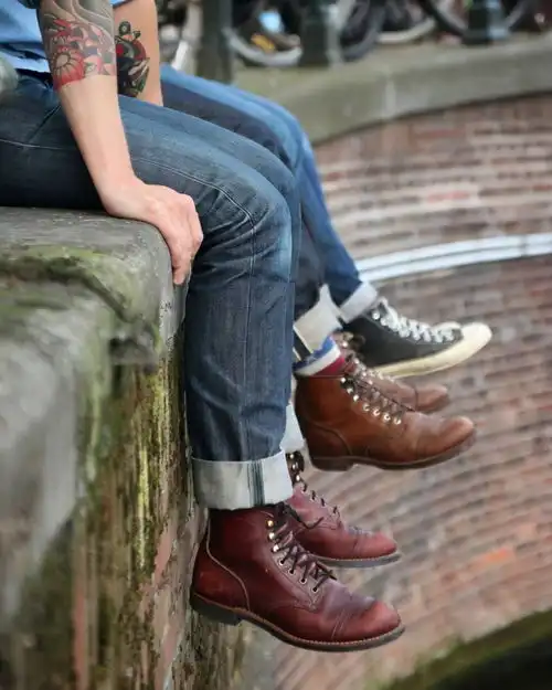 时髦不一定选运动风,秋冬皮靴牛仔裤也很抢眼,会穿更有男人味