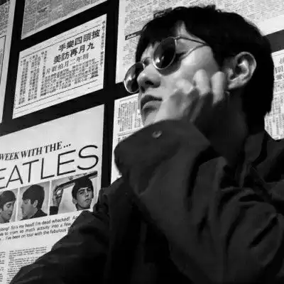 精致酷酷高冷风黑白男头像