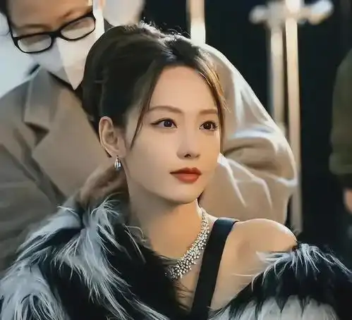 张嘉倪疯马秀后解封,一年沉默换不回往日风光,网友令人唏嘘