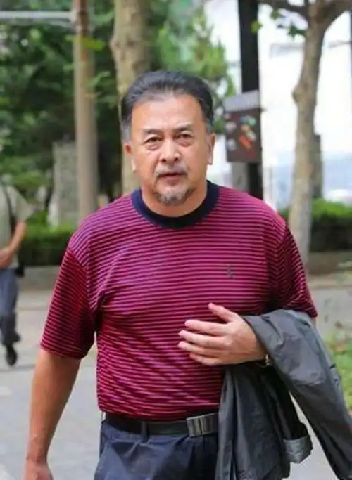 他曾放央视春晚鸽子,被免职后再无音讯,如今衰老到认不出