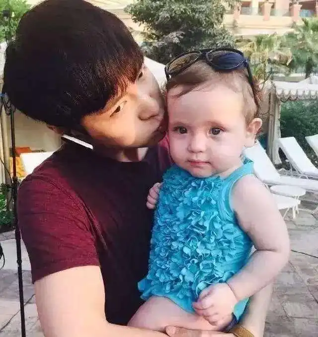 当红明星抱娃姿势大比拼,陈伟霆姿势惹人忧,千玺才是正确典范