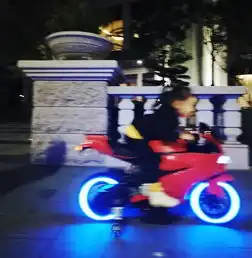 欧弟晒女儿学骑玩具机车,霸气侧漏,还认真给妹妹讲解技巧