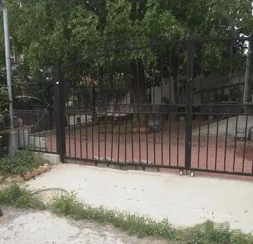 两年了,违建屹立不倒,居民深受其扰