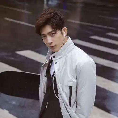 杨紫在凌晨4点晒杀青宴,与井柏然同框默契感十足