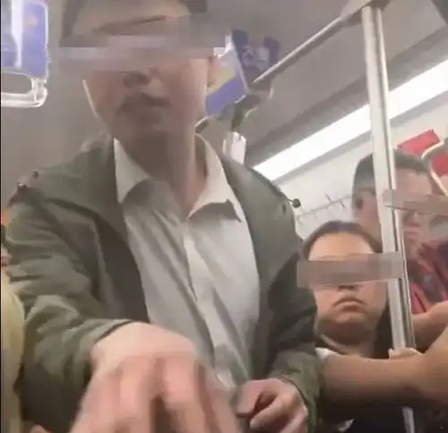 上海地铁痴汉曝光原来是金融男,老婆非常漂亮,艳压全地铁女士