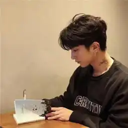 让脸埋在衣领中活在自我的男生,流行男生头像抖音