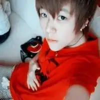 穿红色卫衣的情侣头像穿黑色卫衣男生头像