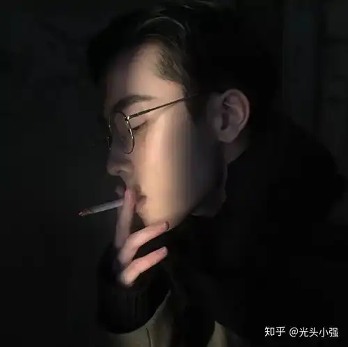 有没有金发戴眼镜高清图片男生的头像