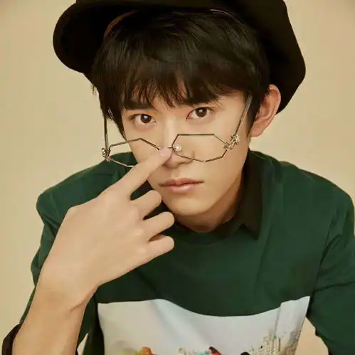 易烊千玺晒泥塑,有谁注意四字弟弟这次晒出的手变了罕见五指