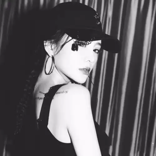 李小璐真是中了嘻哈的毒我说穿衣风格...