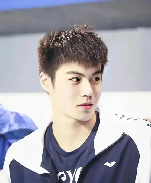 游泳运动员张翼祥微微一笑很倾城哦,阳光帅气自信大男孩