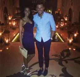 组图英肥皂剧女神迪拜度假低胸短裙甜蜜性感